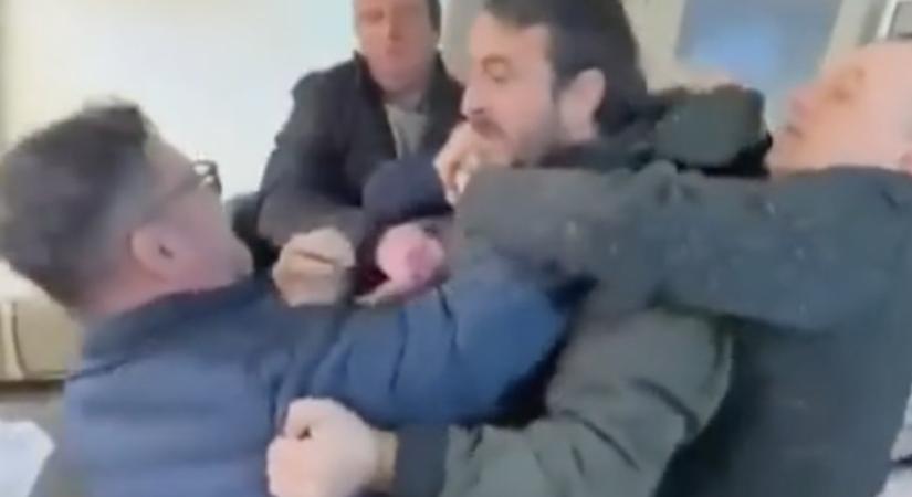 Csirkefogónak nevezte Hargita megyei párttársát az AUR-os Dan Tanasă, kapta is a sallert – hírmix