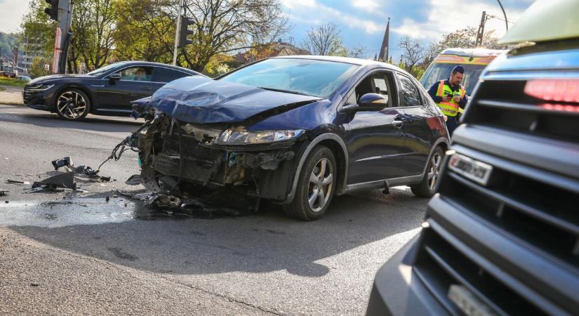 Baleset történt a délutáni csúcsban a Szentpéteri kapuban - fotók, videó