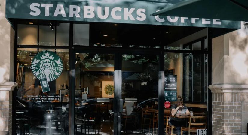 Vérfürdő a Starbucksban: Fejjel ment neki áldozatának a dühöngő fivér - Videó!