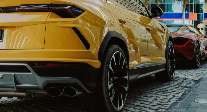 Menesztették a Lamborghinivel furikázó intézményvezetőt