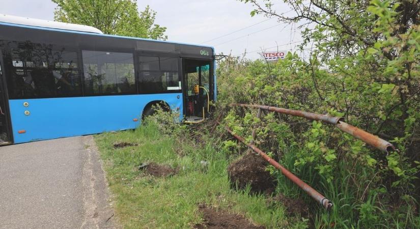 Buszbaleset: Sofőr nélkül száguldott a busz, majd becsapódott