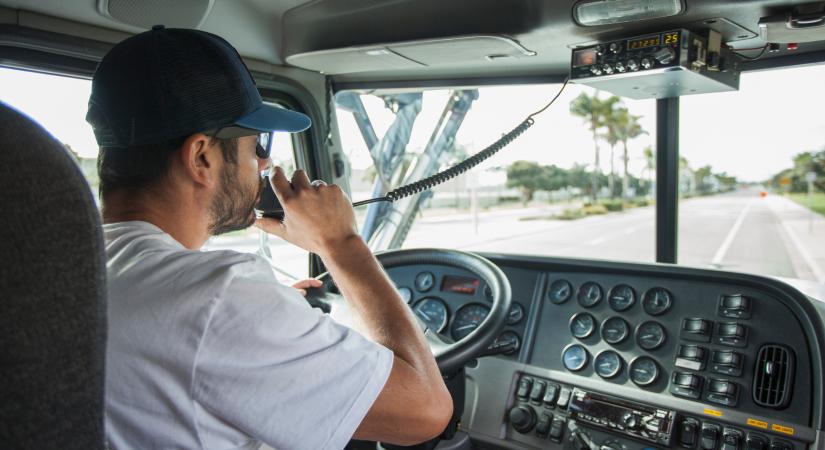 Félelmetes, ahogy a mesterséges intelligencia figyeli a kamionsofőröket