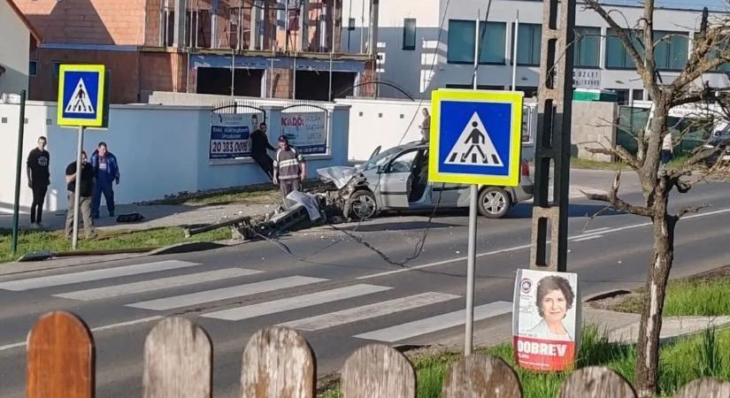 Döbbenetes! Villanyoszlopnak ütközött egy autó Sülysápon