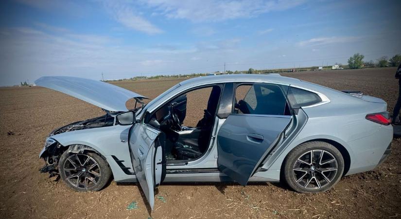 Tragédia a 4-esen! A szántóföldön állt meg a BMW, már nem tudtak segíteni a sofőrön – fotók