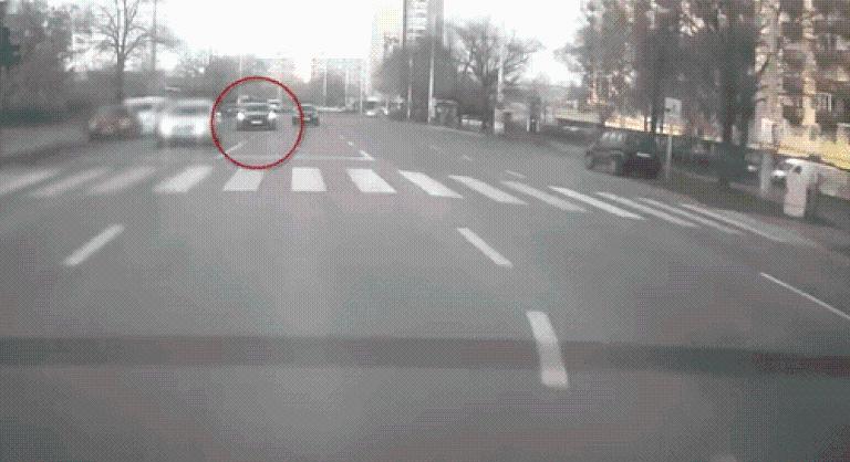 Versenypályának nézte a szolnoki közutat a BMW és a Porsche, centiken múlt a nagy baleset