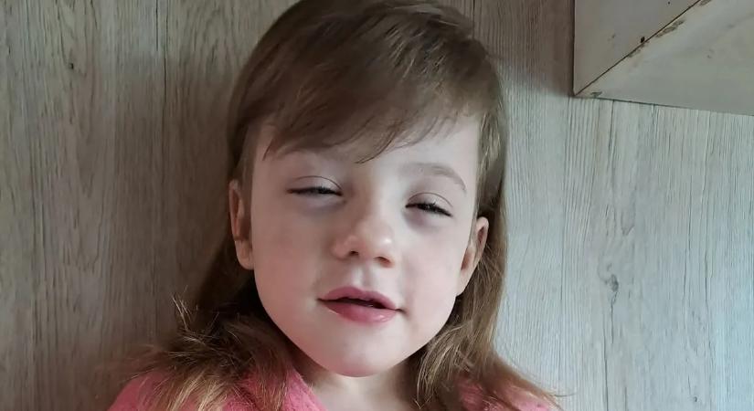 „Csak annyit kérek, hadd lássam őt szaladni!” – egyetlen lépésre van a csodától az agyvérzéssel született Csenge