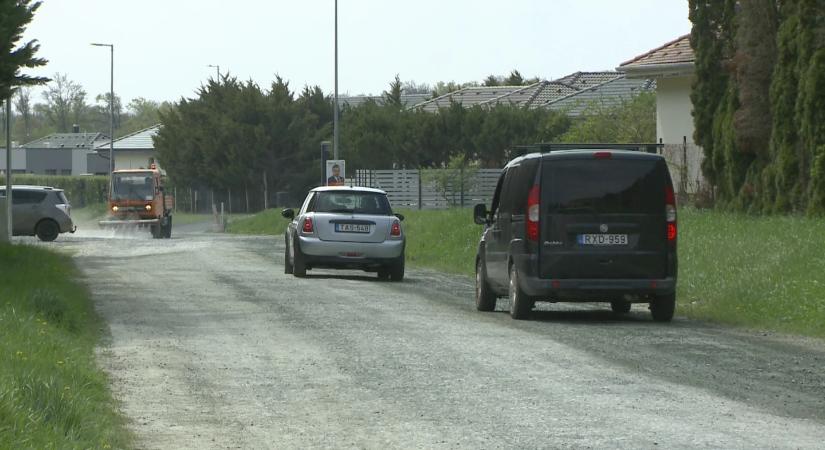Azbeszttel szennyezett út miatt osztanak maszkot egy szombathelyi utcában