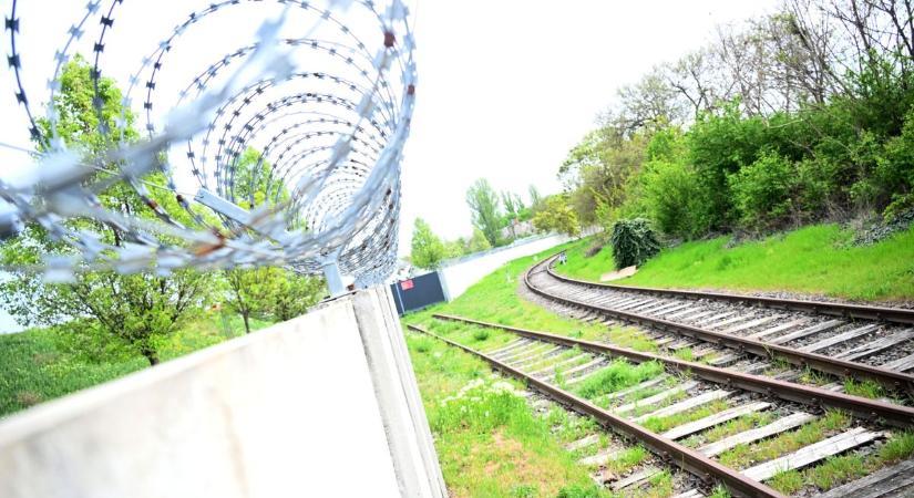 Hová vezetnek a sínek, amelyeken minden szolnoki áthajt, de egyikük sem ismeri? – videóval, galériával