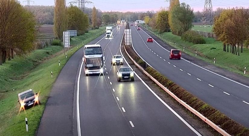 Cserbenhagyás a sztrádán: magára maradt a bajba jutott nő ( videó)