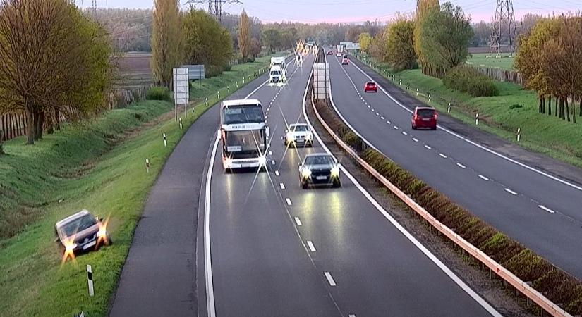 Videón: sokáig egy autós sem állt meg segíteni a bajba jutott sofőrnek