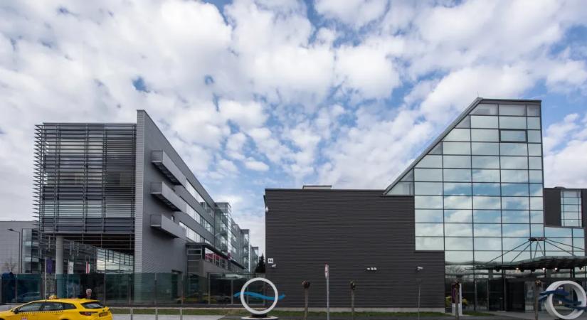 A közmédia több dolgozója is kifogásolta, hogy a csatornaigazgató „okosságokkal” nyúlt bele az anyagokba