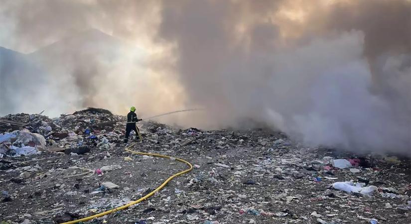 Kigyulladt a técsői szeméttelep