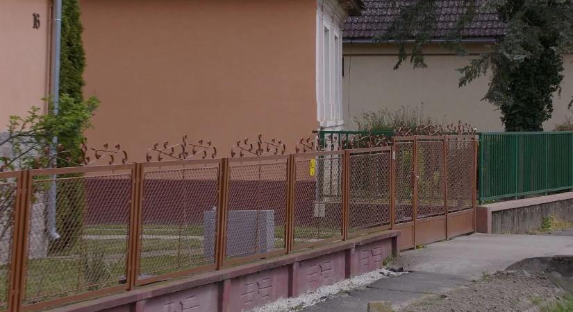 Tíz métert zuhant a mélybe a várandós kismama Barabáson, egy korhadt deszka volt a halálos csapda