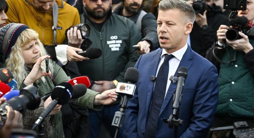 Tapssal fogadták Magyar Pétert a közmédia munkatársai: „Vigyázzanak magukra, és tartsanak ki”