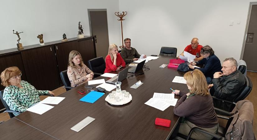 Választási botrány Tolnában: Elcsíptek egy gyanús autót a szavazókörnél!