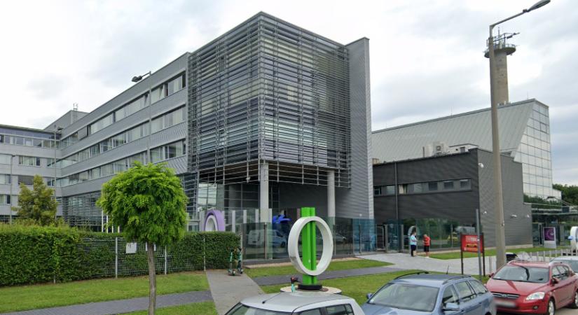 A közmédia több dolgozója levélben követeli, hogy állítsák vissza a pártatlan hírszolgáltatását, a hírigazgató nem tágít