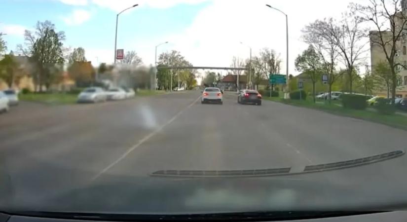 Döbbenetes felvétel! Egy BMW és egy Porsche versenyzett Szolnokon