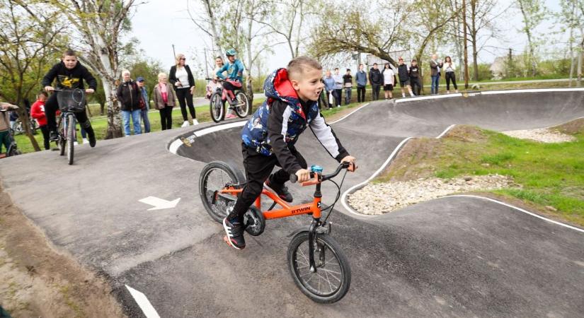 Profi bemutató után vették birtokba a pumpapályát Túrkevén – galériával, videóval