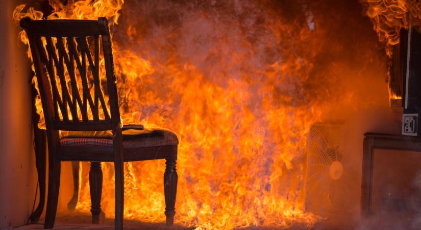 Az életüket kockáztatva mentettek meg egy idős férfit a rendőrök