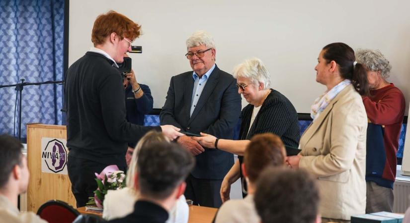 Ünnepélyes átadó a Neumannban: értékes szakmai nyelvvizsgát szereztek a diákok