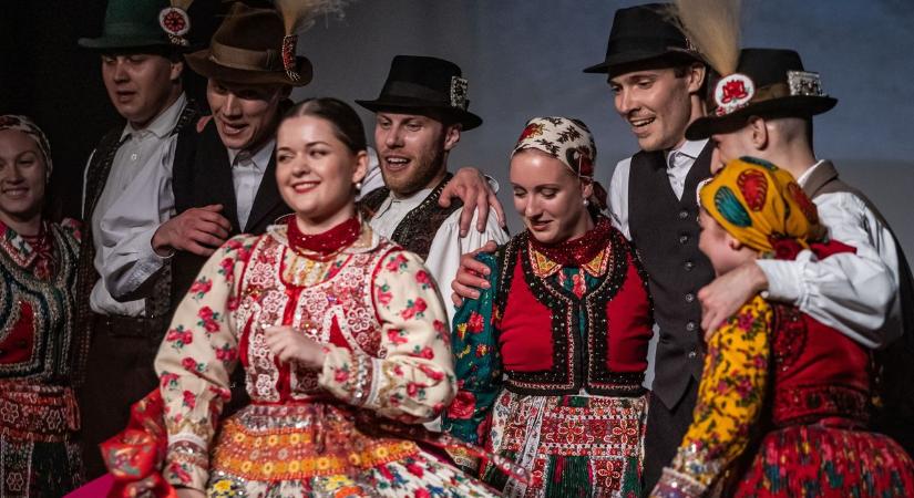 A kalotaszegi csárdásra beindult a lábuk, becsületből ülve maradtak - gyöngyösi táncosok a sikerfilmben
