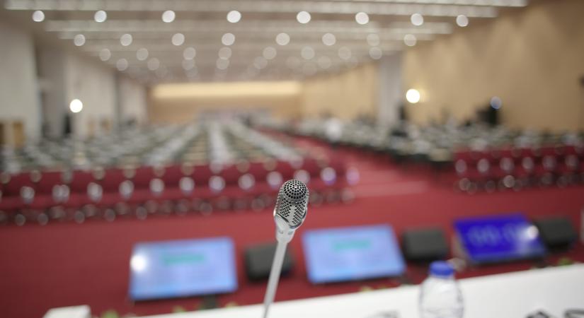 Kettest kapott németből a világ első magyar szinkrontolmácsa: több mint 20 nyelven beszélt