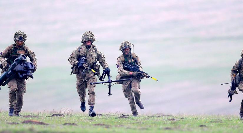 A brit hadseregnek 3,5 milliárd fontos megtakarítás mellett kell háborúra készülnie