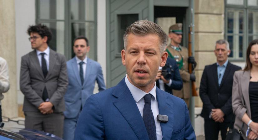 Váratlan dolog történt Magyar Péterrel a közmédia épületében, ez eddig elképzelhetetlen volt