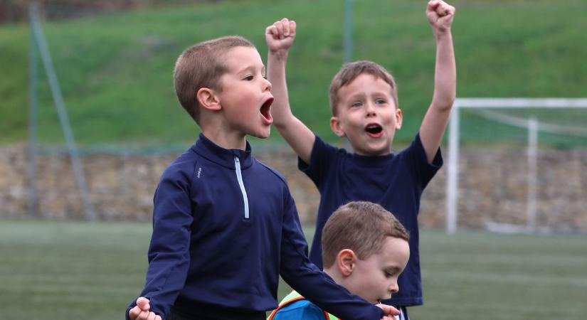 Cukiságfaktor a focipályán – Így játszanak a legfiatalabbak (fotók  videó)