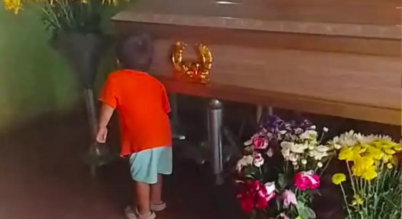 Szeretett nagynénje koporsójánál gyászol a kisfiú: a könyörgése összetöri a szíveket