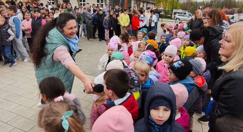 Óvodástól a nyugdíjasig: együtt szavalt a város