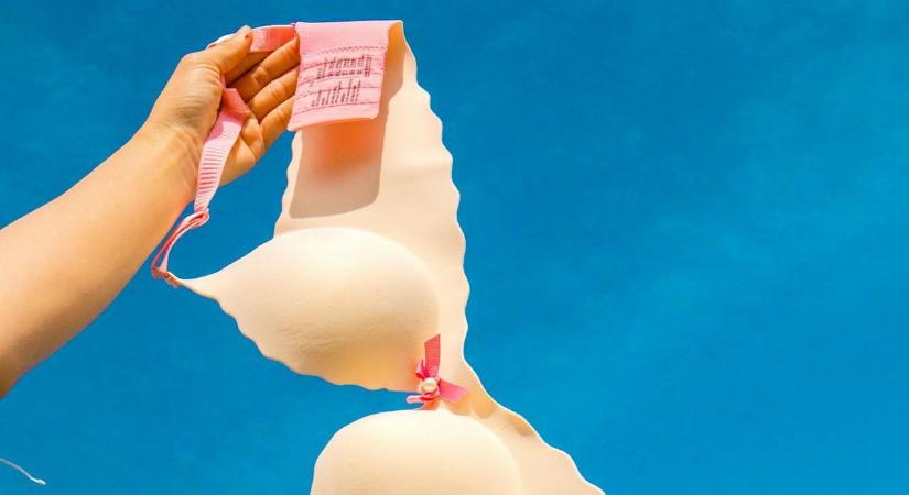 Szétgombolta a felsőjét: örökre búcsút intett a melltartónak a hollywoodi színésznő