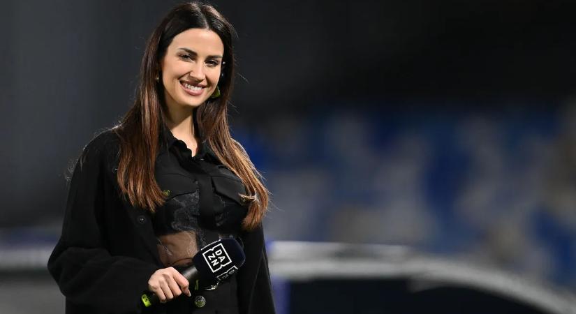 Miniszoknyában jelent meg a pálya szélén, mindenki odáig van a dögös riporternőért