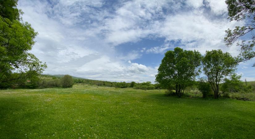 Egyre kevesebb felhő, egyre több napsütéssel
