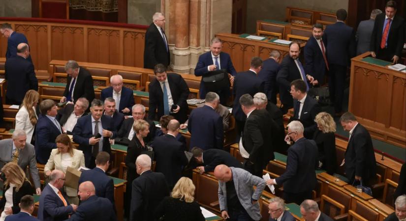 Több távozó parlamenti képviselő is 12 millió forintos búcsúpénzt kap