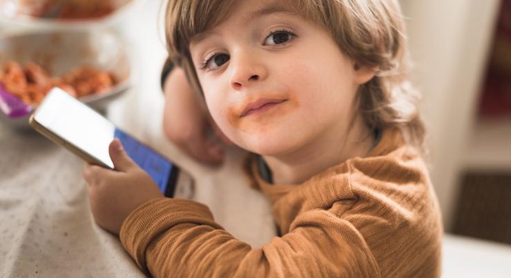 Digitális szakadék a családokban: kétszer annyi képernyőidő a kevésbé iskolázott szülők gyerekeinél