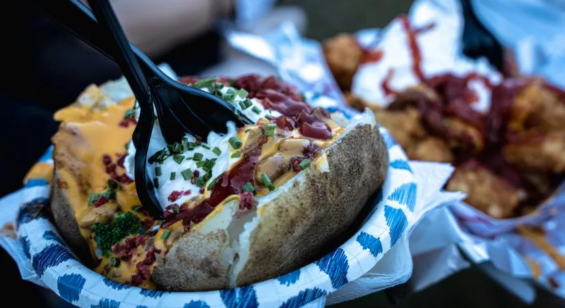 Már itthoni étteremben is kapni a világhírű TikTok-burgonyát