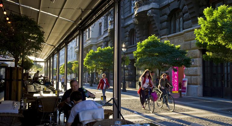Akár 24 fok is lehet csütörtökön, helyenként zápor társulhat a napsütéshez