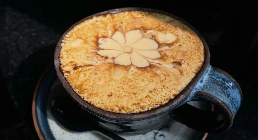 Megőrül az internet a tojásos kávéért – az orvosok viszont figyelmeztetnek