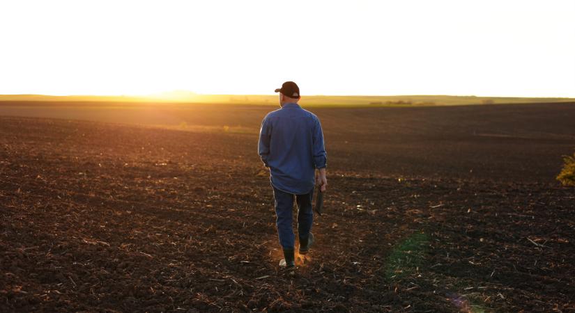 Befellegzett a hagyományos módszereknek a földeken: végleg lejárt az idejük