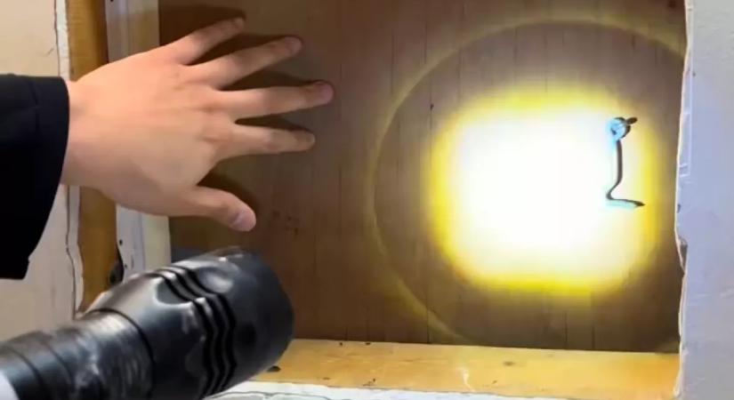 Eltávolítja a pár a fürdőszobai tükröt: aztán nem jutnak szóhoz