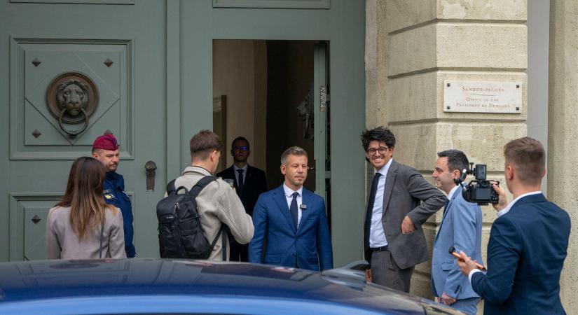 Megfejtették, ezt a 2 szót suttogta Magyar Péter, amikor belépett a Sándor-palotába