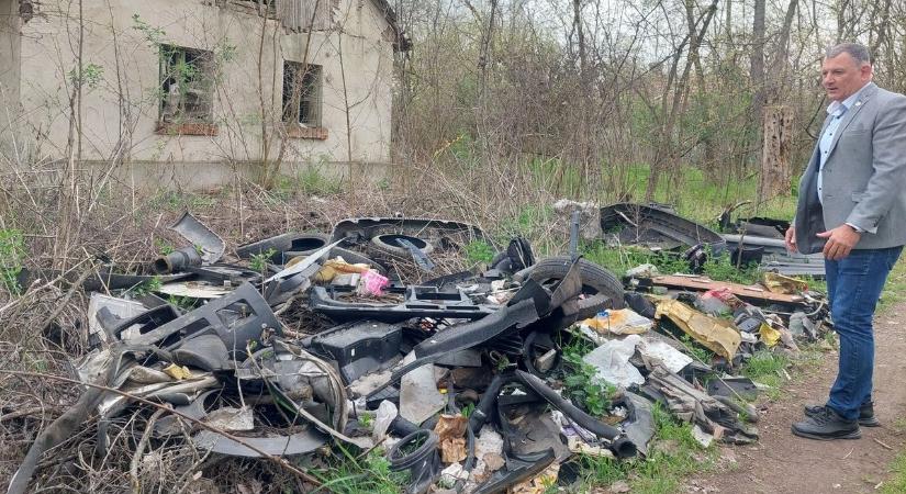 Bontott autóalkatrészek lepték el a várost, pénzt ajánlott fel a polgármester a nyomravezetőnek