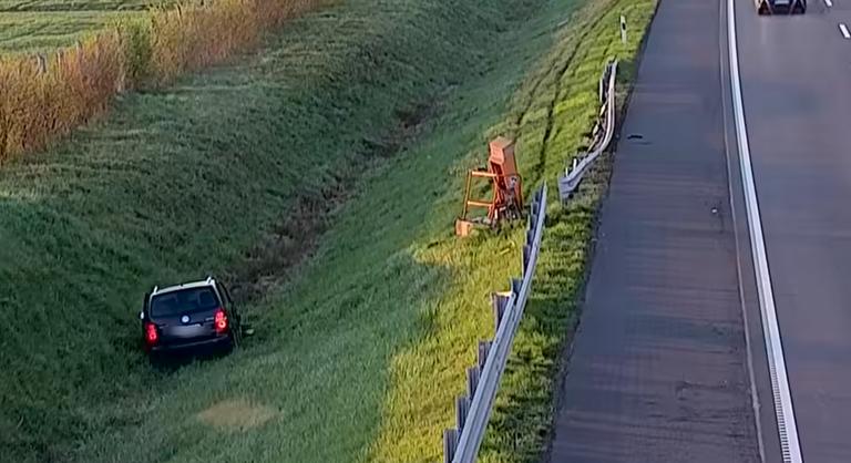 Árokba csúszott egy autó az M1-esen, de senki nem foglalkozott vele