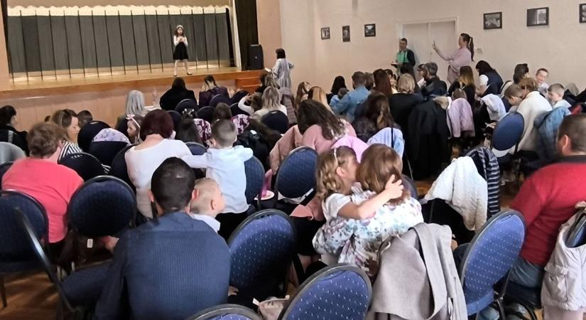 3,5 évesen a színpadon: Meghódították a zsűrit a kistérség legfiatalabb versmondói (fotókkal)