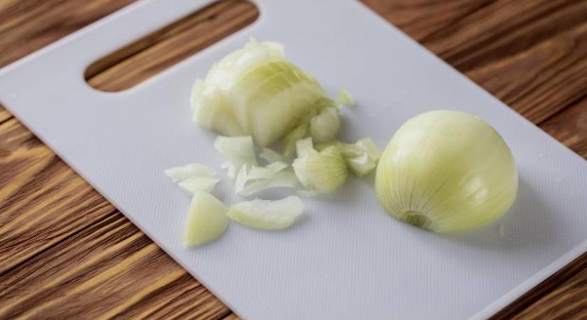 Mire való a vágódeszkán a lyuk? Ezzel a trükkel főzés közben sok időt megspórolsz