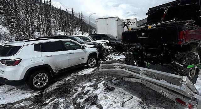 75 jármű csapódott egymásba egy coloradói autópályán – videó