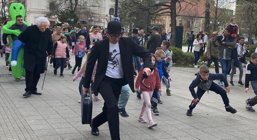 Szórakozzunk és nevessünk együtt: mindenkit bolondozásra invitál a kecskeméti Hülye Járás Napja!