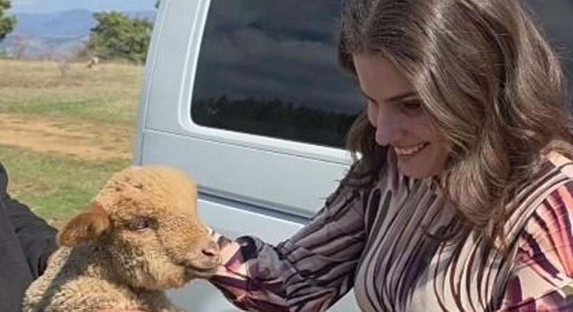 Garantáltan elolvadsz! Agárdi Szilvi egy tündéri kisbáránnyal találkozott (videó)