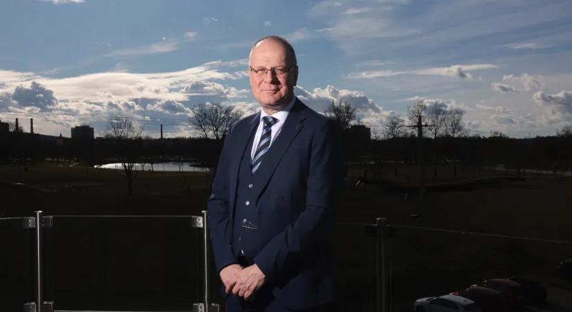 Navracsics távozik a közéletből, a Facebook-oldalát is törölte